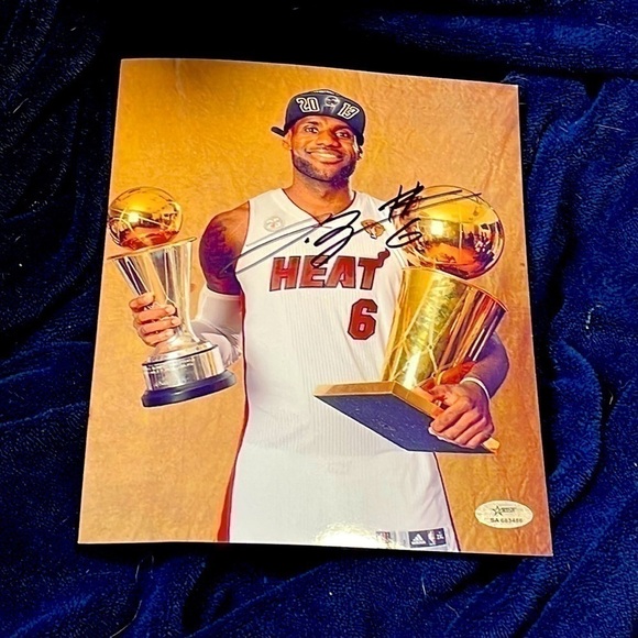 - Lebron James autographed photo Miami heat 2 trophy - Picture 1 of 2